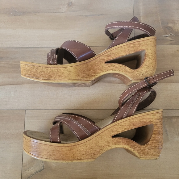 Vintage Square Toe Wood-look Donut Hole Wedge Sandal - Picture 3 of 8